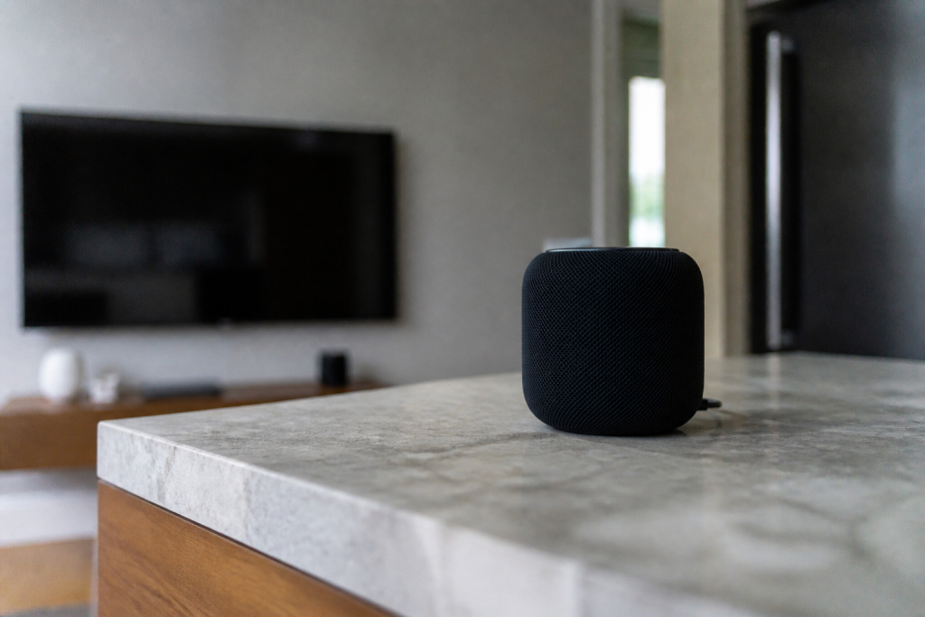 Enceinte intelligente noire sur comptoir cuisine television